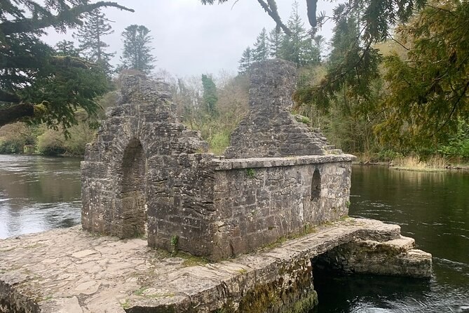 The small stone monks' fishing house over the river at Cong